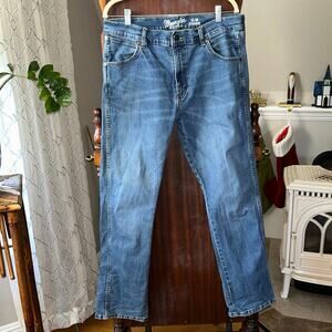 Wrangler Men's 36x32 Retro Slim Straight 'Applewood' jeans in a medium wash